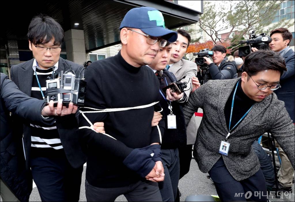 음란물 유포와 폭력 등 혐의를 받는 양진호 한국미래기술 회장(54)이 16일 오전 경기 수원남부경찰서에서 수원지검 성남지청으로 송치되고 있다./사진=김창현 기자