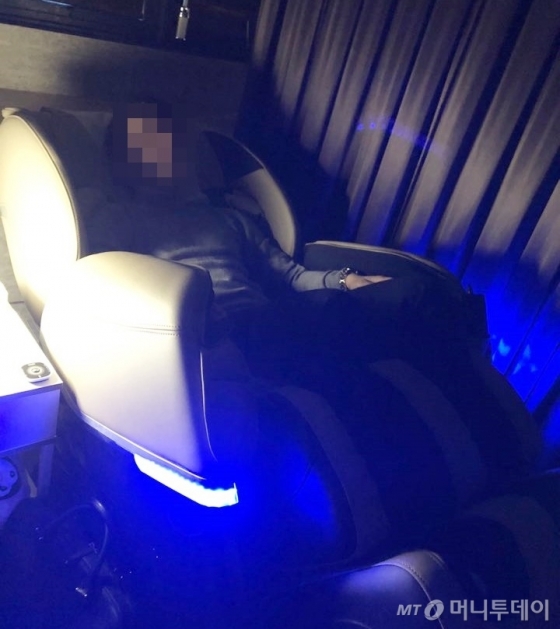 지난 15일 찾은 수면카페에서 안마의자를 체험했다. /사진= 유승목 기자