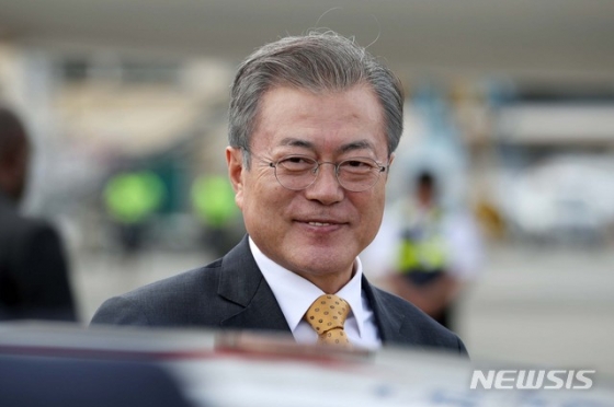 【포트 모르즈비(파푸아뉴기니)=뉴시스】박진희 기자 = APEC 정상회의 일정을 마친 문재인 대통령이 18일 오후 파푸아뉴기니 포트 모르즈비 잭슨 국제공항에서 귀국을 위해 전용기에 오르고 있다. 2018.11.18.  pak7130@newsis.com  <저작권자ⓒ 공감언론 뉴시스통신사. 무단전재-재배포 금지.>