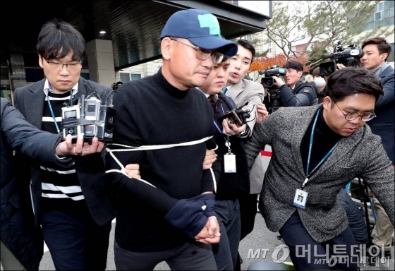 음란물 유포와 폭력 등 혐의를 받는 양진호 한국미래기술 회장(54)이 16일 오전 경기 수원남부경찰서에서 수원지검 성남지청으로 송치되고 있다./사진=김창현 기자