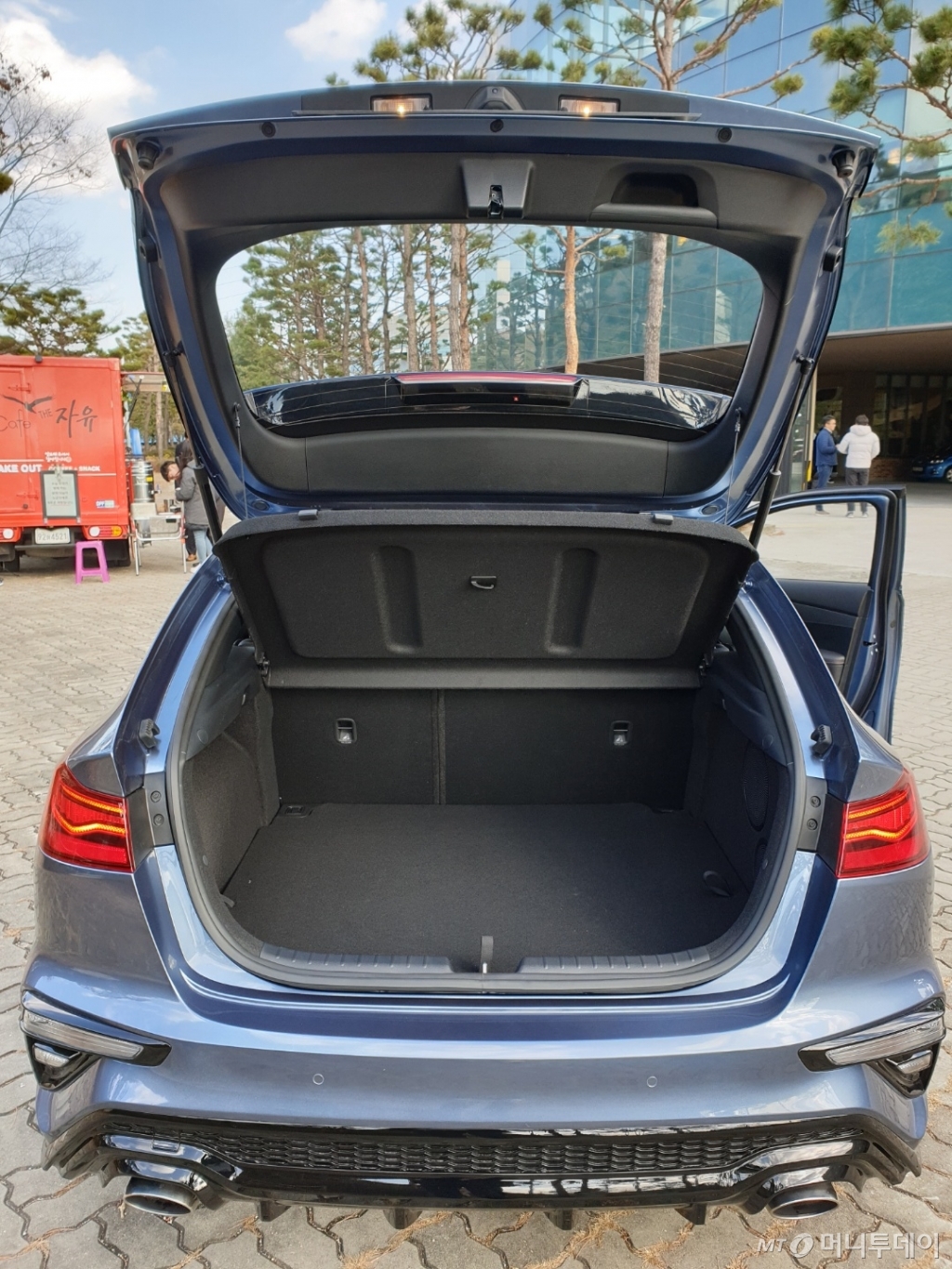 'K3 GT 5도어'의 후면 도어를 연 모습 /사진제공=기아자동차