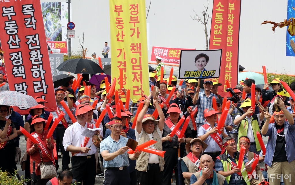 한국공인중개사협회 회원들이 지난 8월 정부세종청사 국토교통부 앞에서 열린 공인중개사무소 무차별 단속 중단 궐기대회에서 정부정책 전환을 촉구하는 구호를 외치고 있다. /사진제공=뉴스1