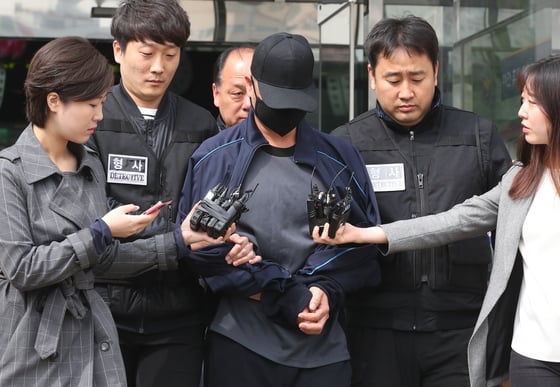 30대 남성을 살해한 후 암매장한 혐의를 받는 조모씨(45)가 5월11일 오전 서울 성북구 성북경찰서에서 나와 영장실질심사를 받기 위해 북부지방법원으로 가고 있다. /사진=뉴스1