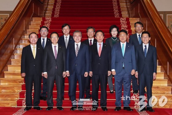 문재인(앞줄 왼쪽 세 번째) 대통령이 5일 청와대에서 여야 5당 원내대표들과 여야정 국정상설협의체 첫 회의에 앞서 손을 잡고 기념촬영을 하고 있다. 앞줄 왼쪽부터 장병완 민주평화당 원내대표, 홍영표 더불어민주당 원내대표, 문 대통령, 김성태 자유한국당 원내대표, 김관영 바른미래당 원내대표, 윤소하 정의당 원내대표. (청와대 페이스북) 2018.11.5/뉴스1  <저작권자 © 뉴스1코리아, 무단전재 및 재배포 금지>