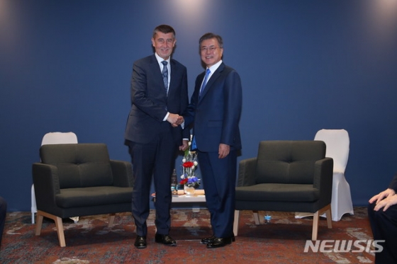 【프라하(체코)=뉴시스】전신 기자 = 문재인 대통령이 28일 프라하 한 호텔에서 안드레이 바비시 체코 총리와 회담에 앞서 악수하고 있다. 2018.11.28.   photo1006@newsis.com   <저작권자ⓒ 공감언론 뉴시스통신사. 무단전재-재배포 금지.>