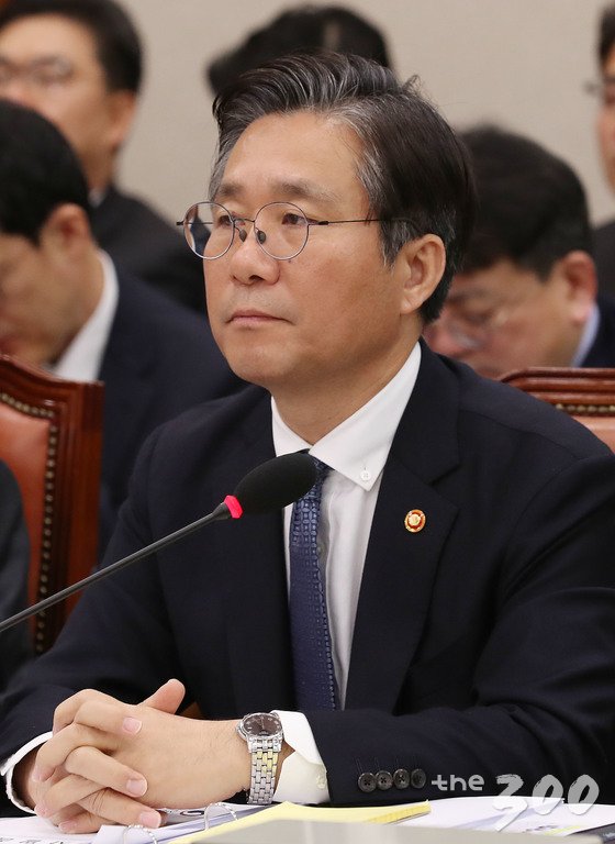 성윤모 산업자원부 장관과 홍종학 중소벤처기업부 장관이 29일 오전 서울 여의도 국회에서 열린 산업통상자원중소벤처기업위원회 전체회의에서 의원들의 질의를 경청하고 있다. 2018.11.29/뉴스1  <저작권자 © 뉴스1코리아, 무단전재 및 재배포 금지>