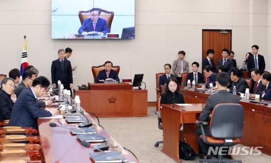 【서울=뉴시스】이종철 기자  = 1일 서울 여의도 국회에서 열린 에너지특별위원회 첫 전체회의에서 김재원 위원장이 회의를 주재하고 있다. 2018.11.01.  jc4321@newsis.com  <저작권자ⓒ 공감언론 뉴시스통신사. 무단전재-재배포 금지.>