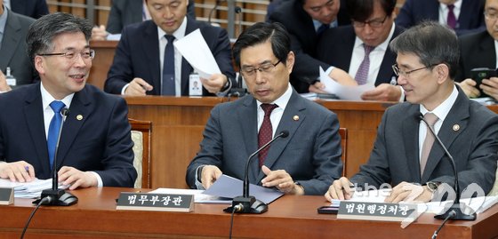민갑룡 경찰청장(왼쪽부터)과 박상기 법무부 장관, 안철상 법원행정처장이 30일 서울 여의도 국회에서 열린 사법개혁 특별위원회 전체회의에서 대화를 하고 있다. /사진=뉴스1