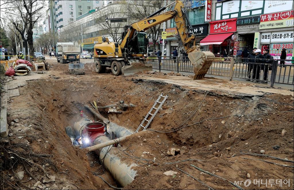 한국지역난방공사 관계자들이 5일 오전 경기도 고양시 백석역 인근에서 전날 밤 발생한 온수 배관 파열 사고 복구 작업을 하고 있다. /사진=김창현 기자