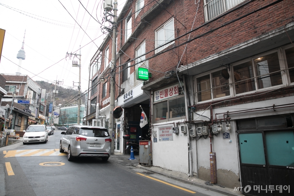 남산타워가 보이는 해방촌 오거리