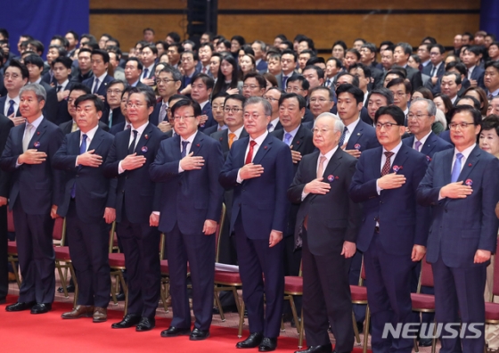 【서울=뉴시스】전신 기자 = 문재인 대통령이 7일 서울 삼성동 코엑스에서 열린 제55회 무역의 날 기념식에서 국민의례를 하고 있다. 2018.12.07.   photo1006@newsis.com  <저작권자ⓒ 공감언론 뉴시스통신사. 무단전재-재배포 금지.>