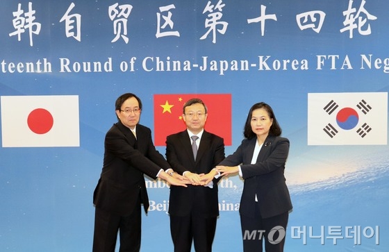 2013년 3월26일 오전 서울 강남구 그랜드 인터컨티넨탈에서 열린 한중일 FTA 1차 협상에서 위지앤화 상무부 부장조리, 최경림 산업부 통상차관보, 코지 쓰루오카 외무성 경제담당 외무심의관이 기념 촬영을 하고 있다. 2013.3.26/사진=뉴스1