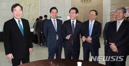 【세종=뉴시스】강종민 기자 = 이낙연 국무총리가 1월 23일 오후 세종시 어진동 세종컨벤션센터에서 국민건강 확보 주제로 열린 정부 업무보고에 앞서 류영진 식약처장, 김영록 농식품부 장관, 홍남기 국조실장, 김수현 청와대 사회수석 등과 대화를 나누며 밝게 웃고 있다. 2018.01.23.   ppkjm@newsis.com  <저작권자ⓒ 공감언론 뉴시스통신사. 무단전재-재배포 금지.>