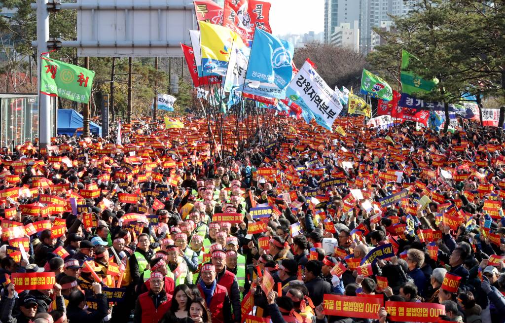 지난달 22일 주요 택시단체 조합원들이 서울 여의도 국회 앞에서 카카오 카풀 출시에 반대하는 2차 대규모 집회를 열고 있다.