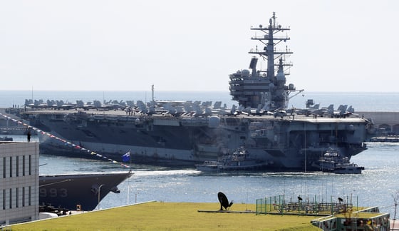 지난 10월 제주 서귀포시 제주해군기지에 입항한 미국 핵추진 항공모함 ‘로널드 레이건호(CVN-76-10만2000t급)’. ‘2018 대한민국 해군 국제관함식’ 참석차 입항한 로널드 레이건호는 길이 332.8m, 폭 76.8m, 높이 63m, 미 해군 전투기 FA-18(슈퍼호넷), 공중조기경보기, 헬기 등 총 80여대의 항공기를 탑재하고 있으며 승조원은 5500여 명이다. / 사진 = 뉴스1