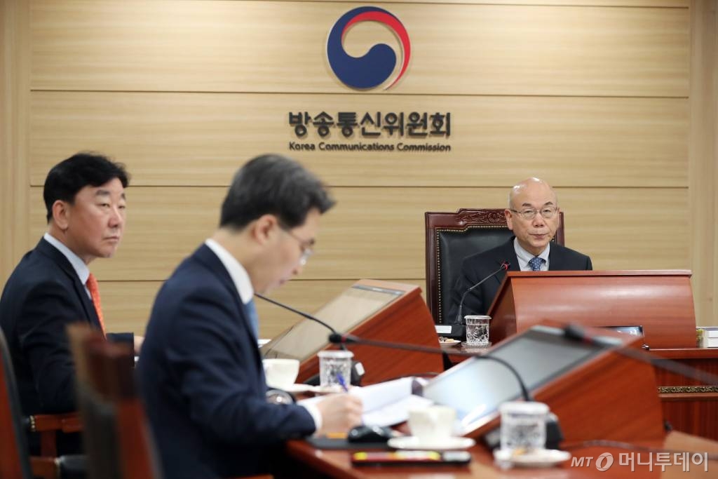 이효성 방송통신위원장이 지난 3월 경기도 정부과천청사에서 열린 전체회의에서 모두발언을 하고 있다./사진=이기범 기자