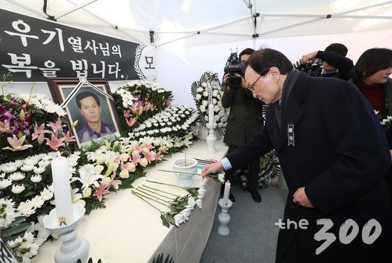(서울=뉴스1) 김명섭 기자 = 이해찬 더불어민주당 대표가 12일 오후 서울 여의도 국회의사당 인근에 마련된 '카카오 카풀' 서비스 시행에 반대하며 분신한 택시기사 최우기 씨의 분향소를 찾아 조문하고 있다. 2018.12.12/뉴스1 <저작권자 ⓒ 뉴스1코리아, 무단전재 및 재배포 금지>