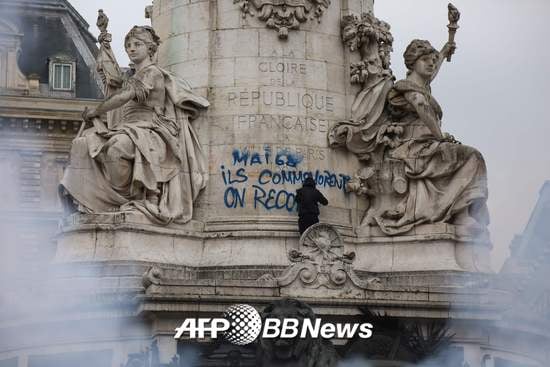한 프랑스 시위자가 지난 5월 22일 프랑스 레퓌블뤼크 광장의 석상에 "그들은(정부는) 68혁명을 기념한다. 우리는 (혁명을) 다시 시작한다"고 적고 있다. /AFPBBNews=뉴스1