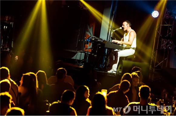 프레디 머큐리 역의 롭 코머가 한 공연에서 피아노를 연주하며 노래하는 모습. /사진제공=샹그릴라엔터테인먼트