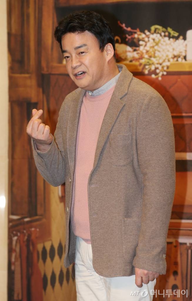 tvN '집밥 백선생3' 제작발표회에서 호쾌한 손가락 하트를 날리시는 갓종원 선생.
