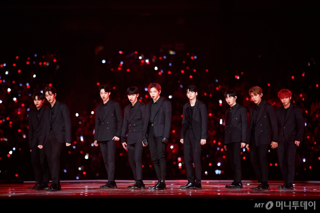 지난 12일 일본 사이타마 슈퍼 아레나에서 열린 ‘2018 마마 팬스 초이스 인 재팬'(MAMA FANS’ CHOICE in JAPAN)에서 워너원이 멋진 무대를 연출하고 있다. /사진제공=CJ ENM