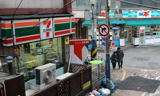 편의점 출점을 제한하는 업계의 자율규약이 18년 만에 부활한 4일 서울 서대문구 신촌 거리에 편의점들이 영업하고 있다. 앞으로 편의점을 신설할 때에는 지방자치단체별로 정하고 있는 100~50m의 담배소매인 지정거리와 상권 입지 특성이 참고하게 된다. 또한 경영이 어려운 편의점주가 폐업을 수월하게 할 수 있도록 위약금을 면제 또는 감경하는 방안도 마련된다. 2018.12.4/뉴스1 <저작권자 © 뉴스1코리아, 무단전재 및 재배포 금지>