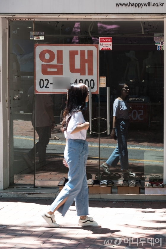 8일 서울시내 번화가의 한 상점에 임대문의 안내가 붙어있다. 통계청 자료에 따르면 한 해 폐업한 개인사업자 수가 84만명에 육박하는 것으로 나타났다. 창업 대비 폐업 개인사업자 비율(단순 폐업률)은 무려 76%를 넘어 대책 마련이 시급하다는 지적이다. 특히 이에 따른 사회적 비용도 연간 100조원에 이르는 것으로 분석됐다. 2018.7.8/뉴스1 <저작권자 ⓒ 뉴스1코리아, 무단전재 및 재배포 금지>