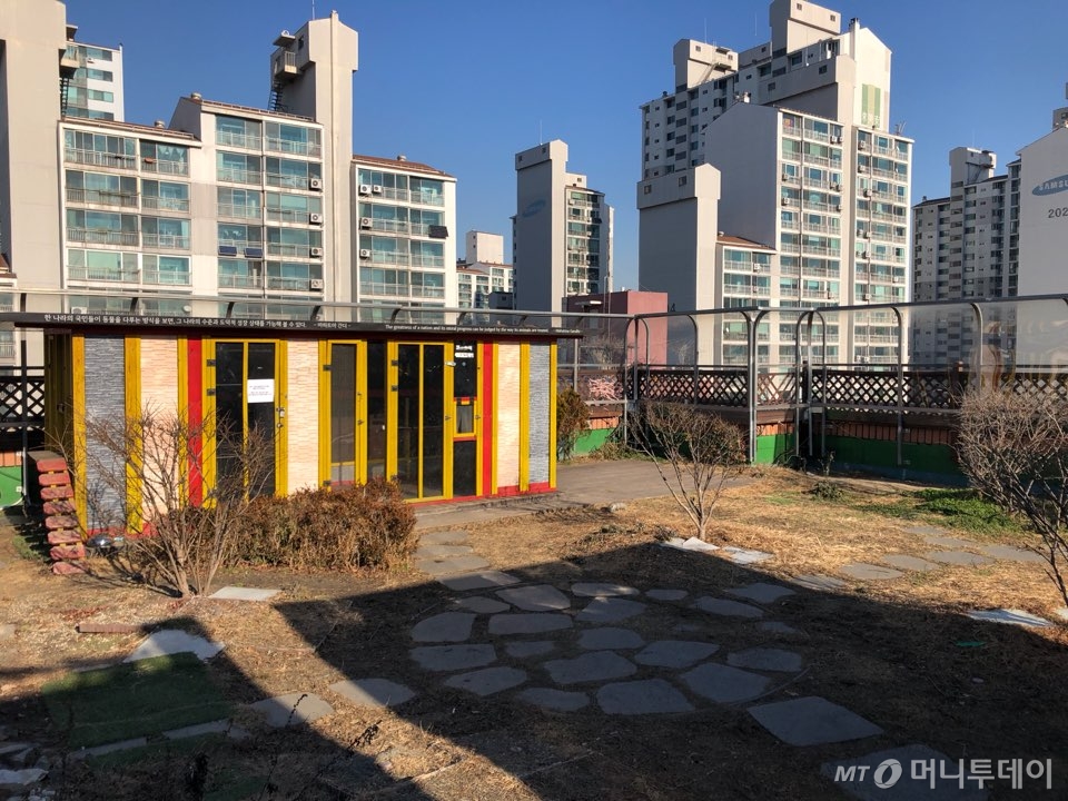 지난 4월 서울 강동구청 성안별관 '어울쉼터'에 머물고 있는 고양이들의 모습(왼쪽)과 지난 6월 강동구청 앞에서 미우캣보호협회의 어울쉼터 이전 반대 시위를 벌이는 모습. /사진제공= 뉴스1