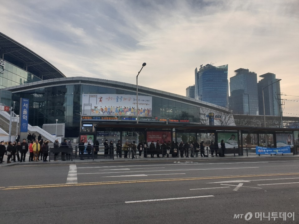 20일 오전 서울역 택시승강장에서 출근길 시민들이 택시를 기다리고 있다. /사진=서민선 인턴기자