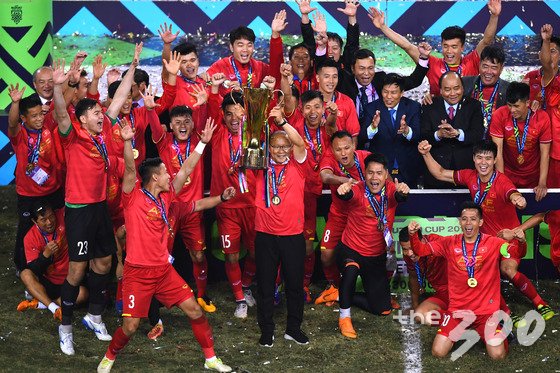 박항서 감독(가운데)이 15일(한국시간) 베트남 하노이의 미딩 국립경기장에서 2018 아세안축구연맹(AFF) 스즈키컵 우승 트로피를 들어 올리고 있다. © AFP=News1 <저작권자 © 뉴스1코리아, 무단전재 및 재배포 금지>