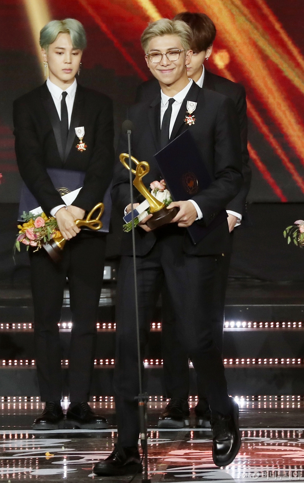 그룹 방탄소년단 RM(랩몬스터, 오른쪽)이 지난 10월 24일 서울 송파구 올림픽공원 올림픽홀에서 진행된 '제9회 대한민국 대중문화예술상'에서 화관문화훈장을 수상한 뒤 수상소감을 전하고 있다.