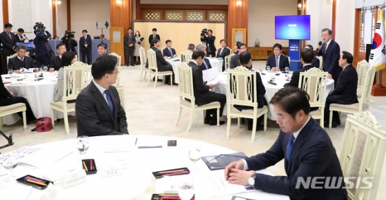 【서울=뉴시스】전신 기자 = 문재인 대통령이 26일 청와대 본관 충무실에서 열린 국민경제자문회의에서 모두발언하고 있다. 2018.12.26. photo1006@newsis.com <저작권자ⓒ 공감언론 뉴시스통신사. 무단전재-재배포 금지.>