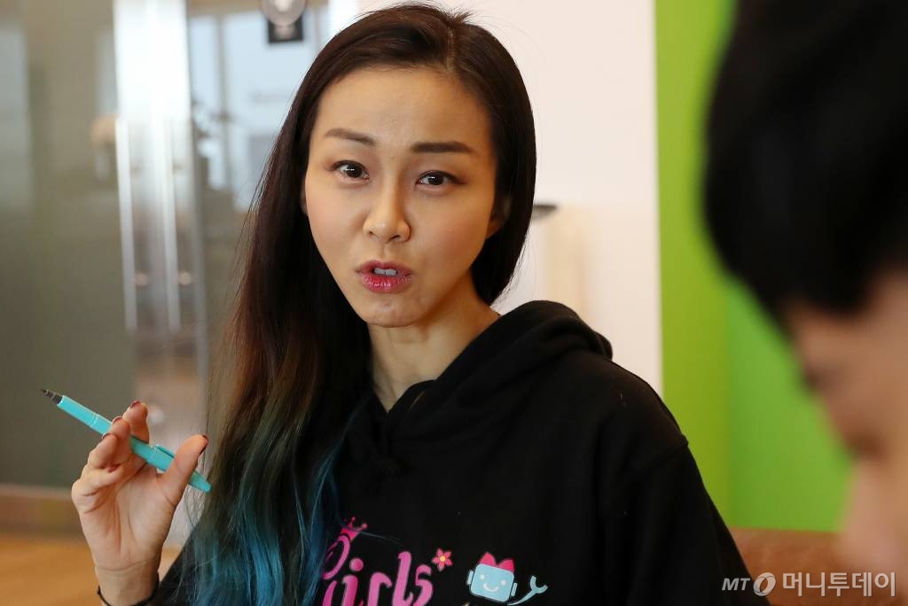 이진주 대표는 본인을 "어디가든 팬클럽을 몰고 다니는 소년 같은 학생회장이기도 했고, 갈등의 중심이었던 깍쟁이기도 했다"고 소개했다. 공부는 항상 잘했지만, 왜 잘해야 하는지는 몰랐다고. 그는 자신의 성장과정은 중간자이자 경계인이었으며, 그 시절들이 지금의 자신을 만들었다고 말했다./사진=김휘선 기자