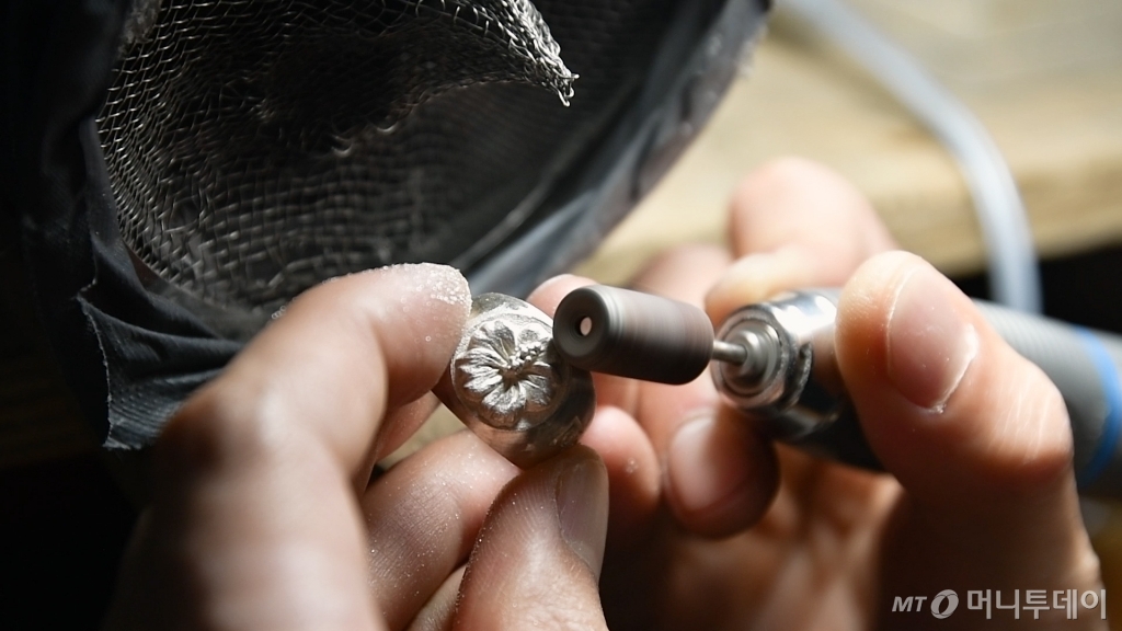 무궁화 반지를 제작하고 있는 무궁화랑 조현걸 대표 /사진=이상봉 기자