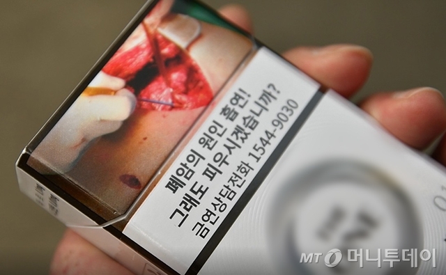 담뱃갑에 표시된 흡연 경고 문구와 그림. /사진=이상봉 기자