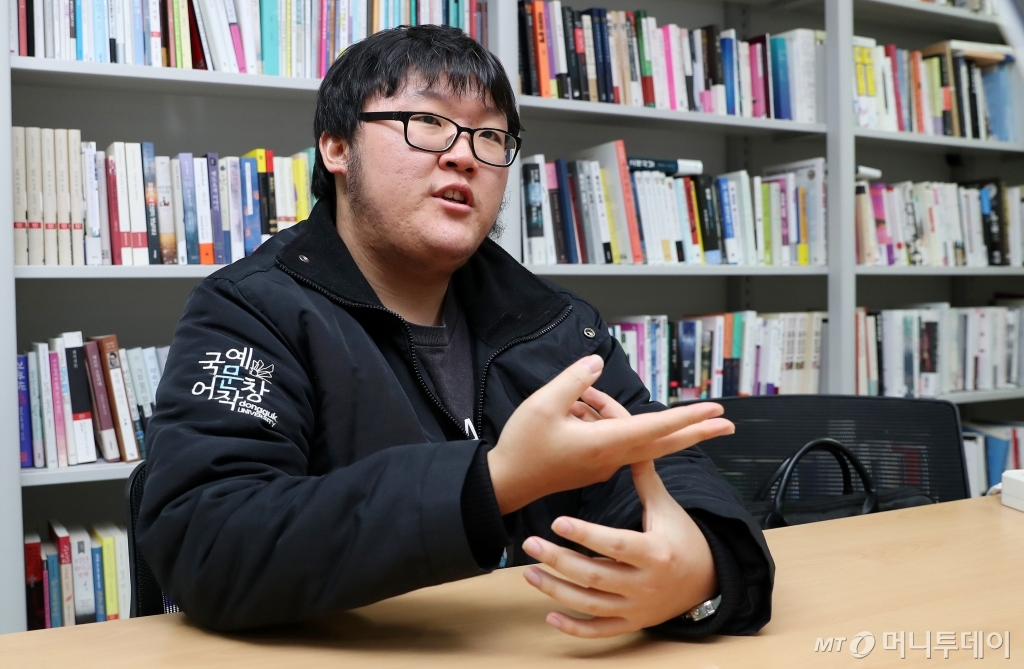 '제3회 한국과학문학상' 중단편 부문 대상을 받은 이신주 작가는 "치밀한 과학적 설정보다 허술한 과학적 무대라도 재미있는 이야기를 꾸리는 1950년대 SF작품을 좋아한다"고 말했다. /사진=김휘선 기자