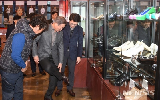 【서울=뉴시스】전신 기자 = 문재인 대통령이 3일 서울 성동구 성수 수제화 희망플랫폼을 방문해 정원오 성동구청장, 유홍식 드림제화 대표에게 희망플랫폼 1층 쇼룸에 전시된 수제화에 대해 설명을 듣고 있다. 2019.01.03. photo1006@newsis.com <저작권자ⓒ 공감언론 뉴시스통신사. 무단전재-재배포 금지.>