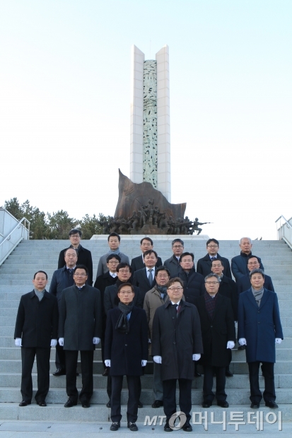 박일준 한국동서발전 사장과 간부급 직원들이 울산대공원 현충원 참배 기념 촬영을 하고 있다./사진제공=동서발전