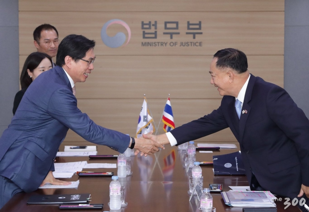 박상기 법무부장관이 2018년 9월 28일 태국 노동부장관(ADUL SANGSINGKEO, 아둔 쌩씽깨우)을 만나 국내 태국인 불법 체류 문제 해결방안에 대해 논의하고, 앞으로 양국간 긴밀히 협력하기로 했다./자료=법무부 출입국외국인정책본부
