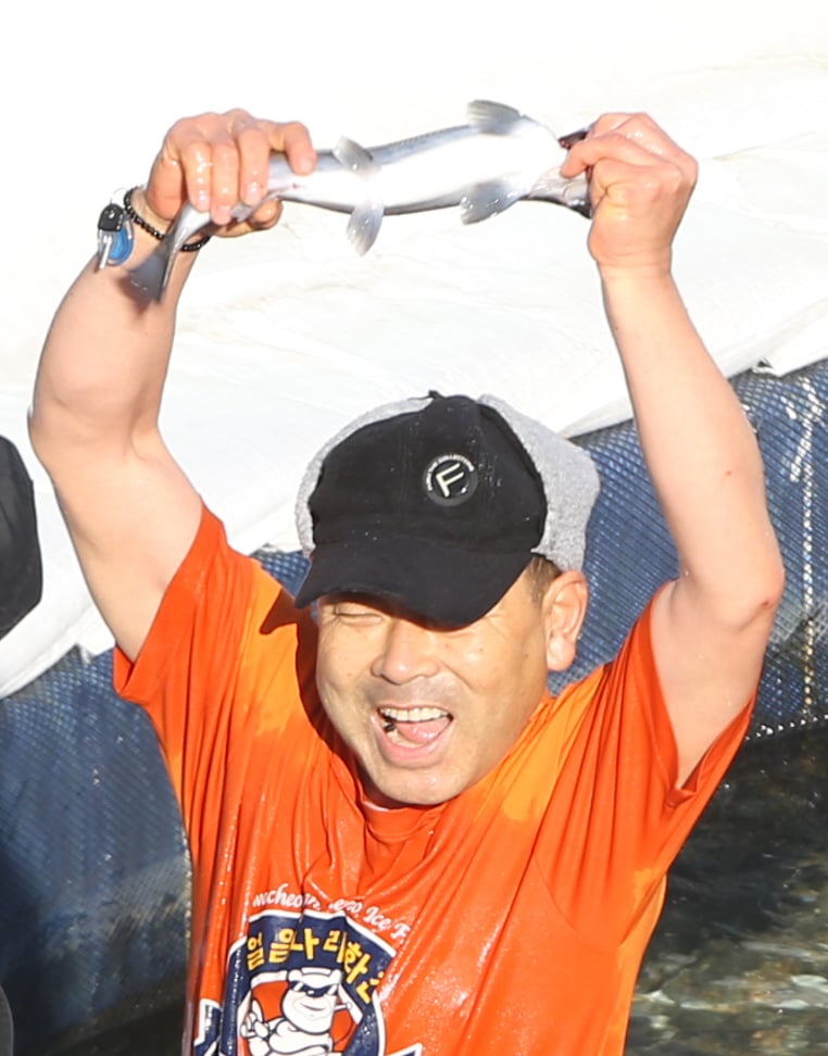 강원도 화천산천어축제 개막일인 5일 오후 관광객이 화천군 화천천 축제장에서 맨손으로 산천어를 잡아 기뻐하고 있다./사진=뉴시스