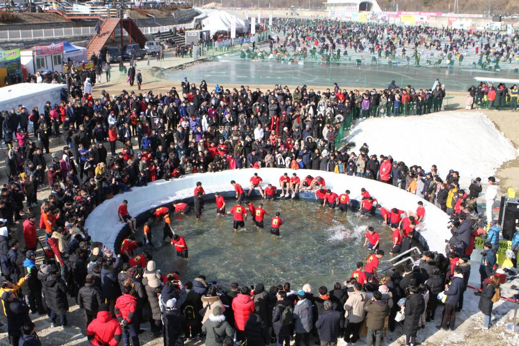 5일 오후 강원 화천읍 화천천 일대에서 개막한 화천산천어축제를 찾은 관광객들이 얼음낚시를 즐기고 있다./사진=뉴시스