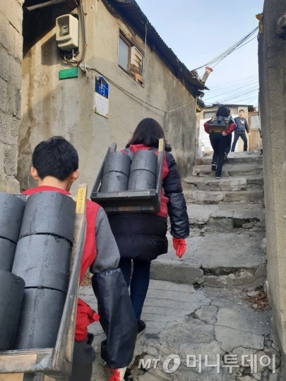 지난달 20일 서울 노원구 중계본동 백사마을에 봉사자들이 연탄 나르기 봉사를 했다. 백사마을 1031가구 가운데 418가구가 연탄 난방을 한다./사진=이해진 기자