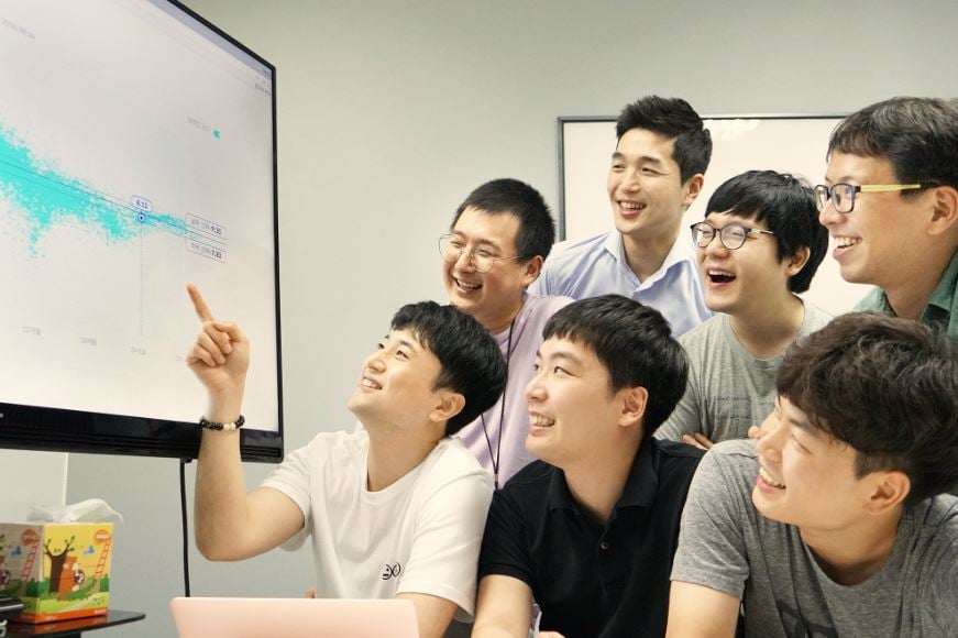 김성준 렌딧 대표가 직원들과 사진을 찍고 있다. / 사진제공=렌딧