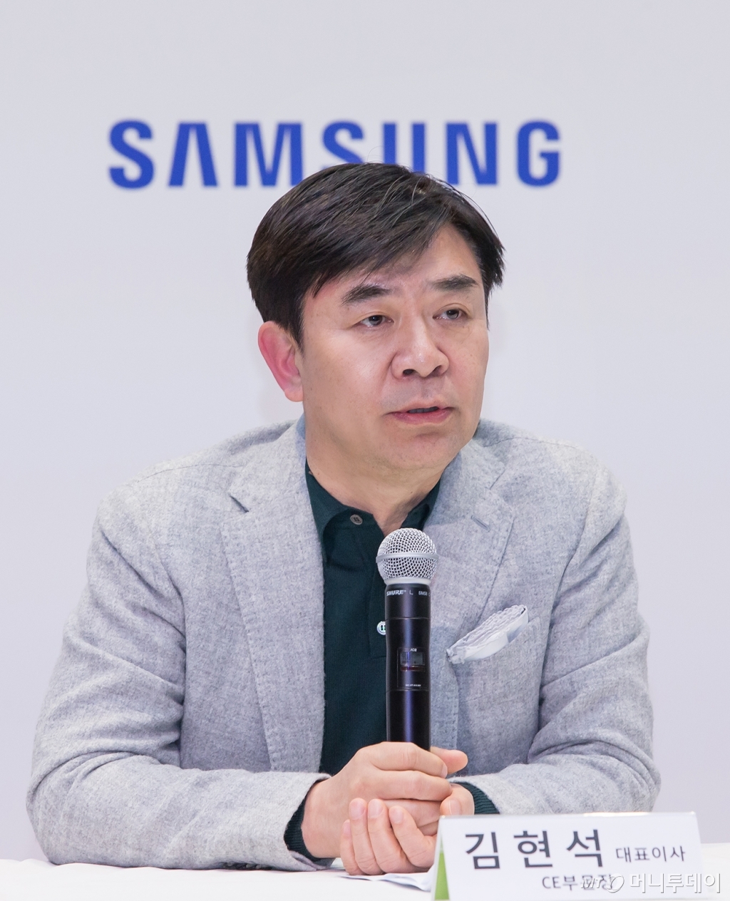 삼성전자 김현석 대표이사(사장)이 7일(현지 시간) 미국 라스베이거스에서 CES 2019 개막에 앞서 기자 간담회를 열고, 2019년 CE부문 사업전략을 설명하고 있다/사진제공=삼성전자