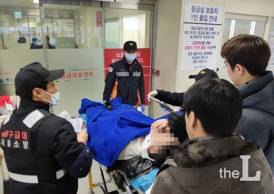 김동엽 기획재정부 출자관리과장(가운데) 등이 2일 서울 서초구 서울중앙지검에서 신재민 전 기재부 사무관에 대해 공무상 비밀누설 금지 및 공공기록물 관리에 관한 법률 위반 혐의로 고발장을 제출하고 있다. 2019.1.2/사진=뉴스1