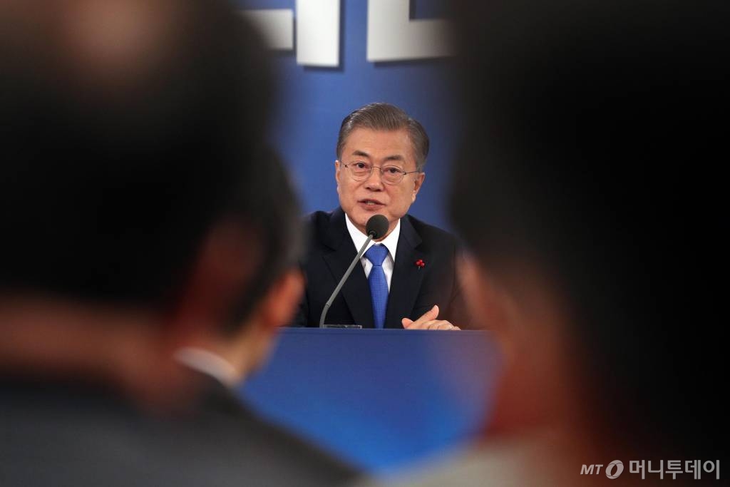 【서울=뉴시스】박진희 기자 = 문재인 대통령이 10일 청와대 영빈관에서 열린 '2019 문재인 대통령 신년기자회견'에서 취재진의 질문에 답하고 있다. 2019.01.10. pak7130@newsis.com <저작권자ⓒ 공감언론 뉴시스통신사. 무단전재-재배포 금지.>