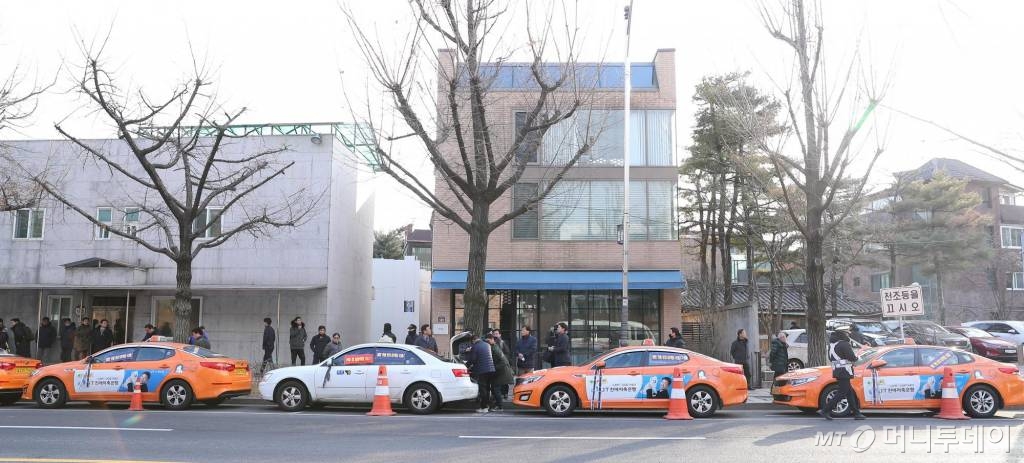 대통령 면담 요구 위해 청와대 찾은 택시기사들/사진=뉴시스