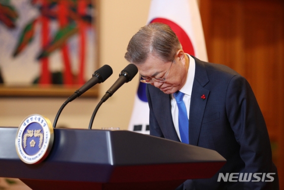 【서울=뉴시스】박진희 기자 = 문재인 대통령이 10일 청와대 본관에서 신년사 발표에 앞서 인사하고 있다. 2019.01.10.   pak7130@newsis.com  <저작권자ⓒ 공감언론 뉴시스통신사. 무단전재-재배포 금지.>