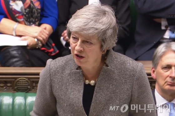 테리사 메이 영국 총리가 17일 (현지시간) 런던 하원에 출석해 지난주 EU 정상회의에서 논의된 브렉시트 협상 상황을 설명하고 있다./AFP=뉴스1