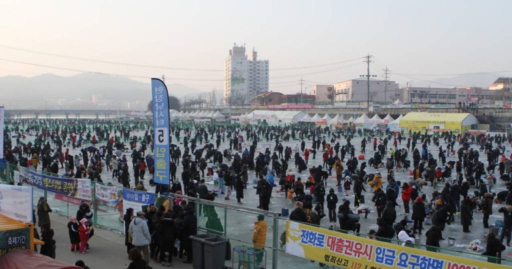 13일 오전 강원 화천군 화천천 일원에서 열린 화천산천어축제장을 찾은 관광객들이 산천어얼음낚시를 즐기고 있다./사진=뉴시스